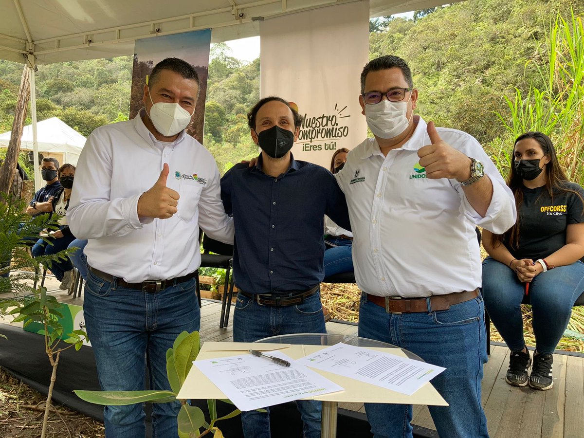anibalgaviria's tweet photo. Celebramos la vinculación de la @ANDI_Colombia a la alianza #UnidosPorElPlaneta, sinergia virtuosa del sector público y privado por la sostenibilidad y el cuidado del medio ambiente.

El compromiso del empresariado antioqueño con la #EmergenciaClimática nos llena de ESPERANZA 👏🏻 https://t.co/eeQunB5hqj