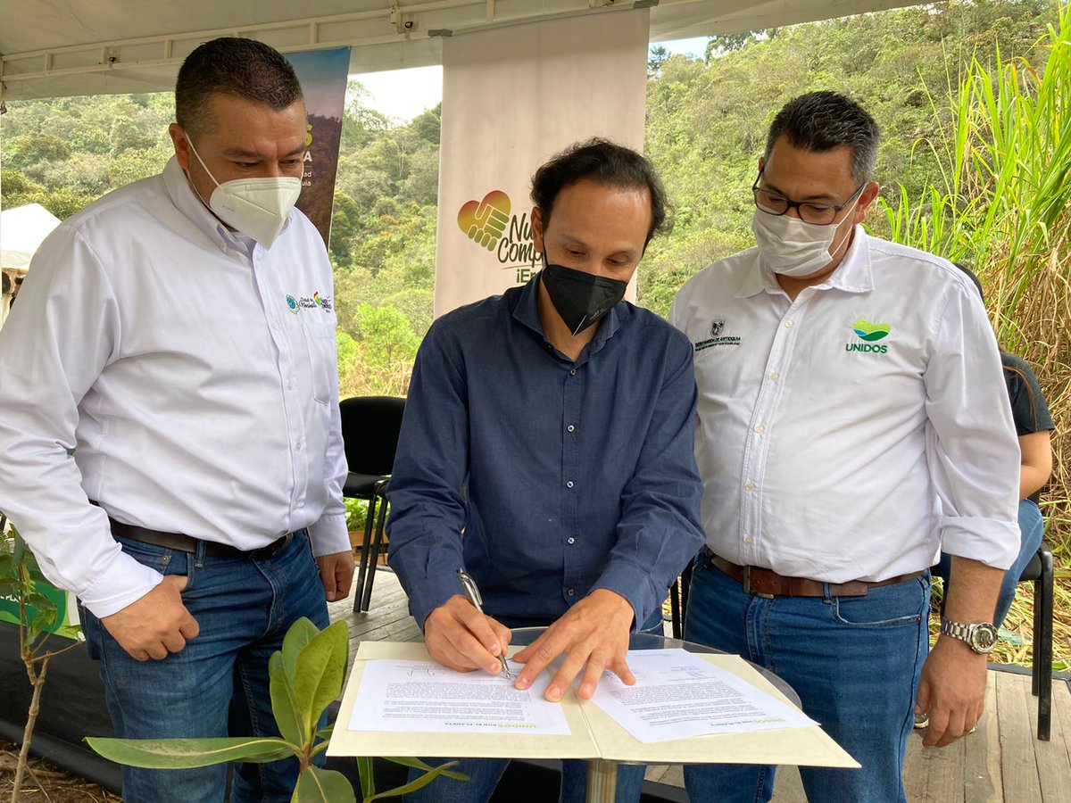 anibalgaviria's tweet photo. Celebramos la vinculación de la @ANDI_Colombia a la alianza #UnidosPorElPlaneta, sinergia virtuosa del sector público y privado por la sostenibilidad y el cuidado del medio ambiente.

El compromiso del empresariado antioqueño con la #EmergenciaClimática nos llena de ESPERANZA 👏🏻 https://t.co/eeQunB5hqj