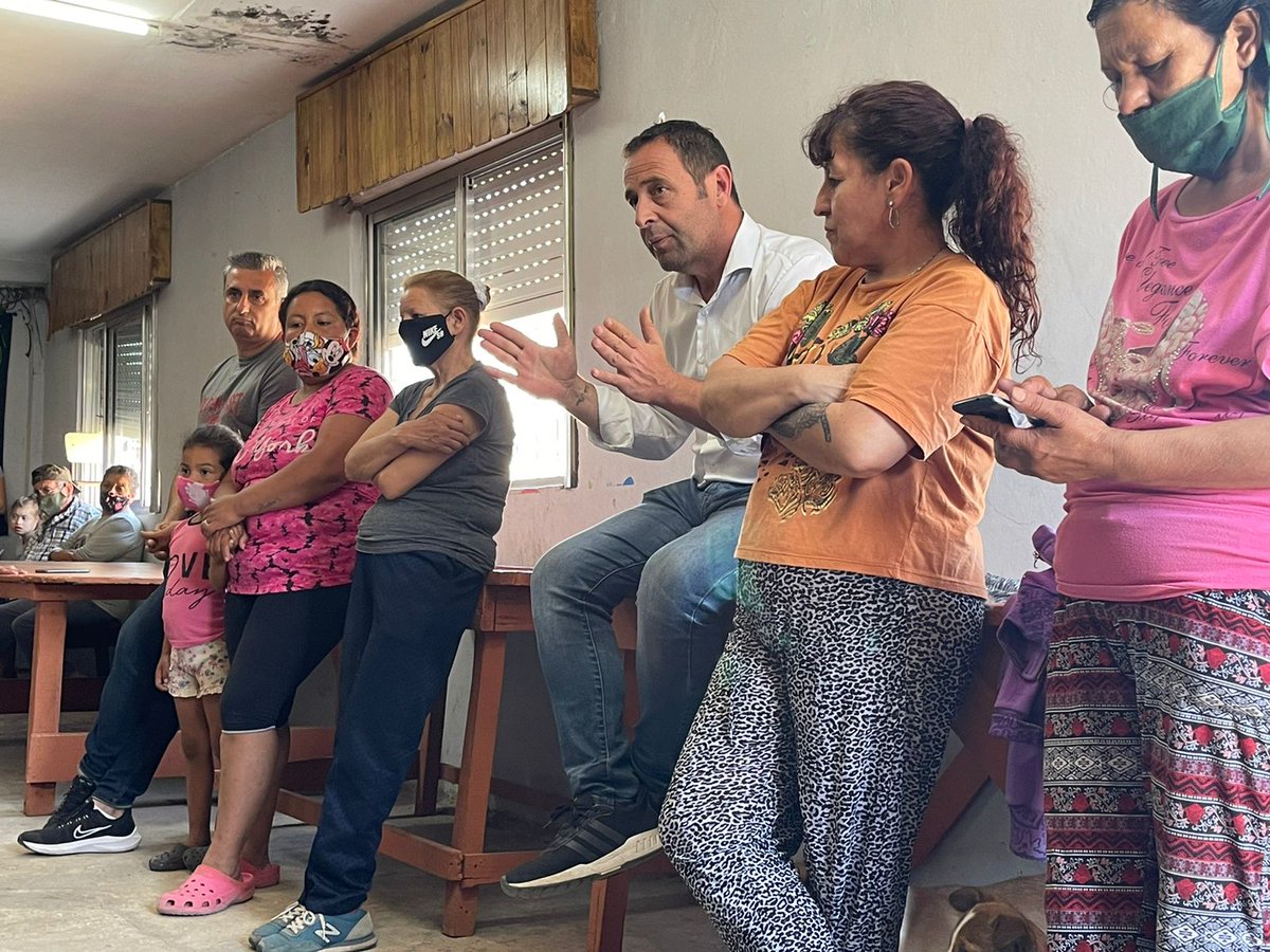 AntonioMVenezia's tweet photo. Reunión con recicladores en la Cooperativa Huella Verde de La Cava.
Conversamos junto al candidato, @PPortell ; con Manuel y sus vecinos acerca de los avances que se llevan a acabo según las necesidades de la zona
#LomasEnMarcha https://t.co/tai5fP78Hb