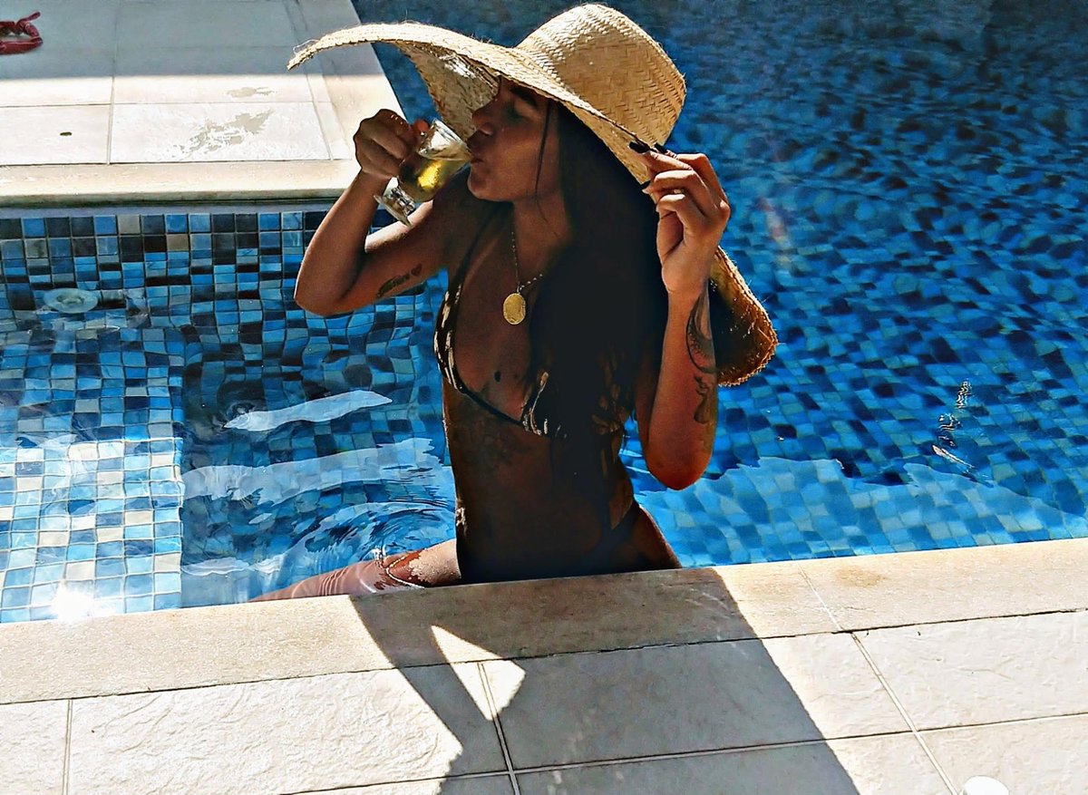 DuicheJ's tweet photo. ' tbt que eu preciso 🥵☀️🌊👙 https://t.co/LWhFpXtWpm