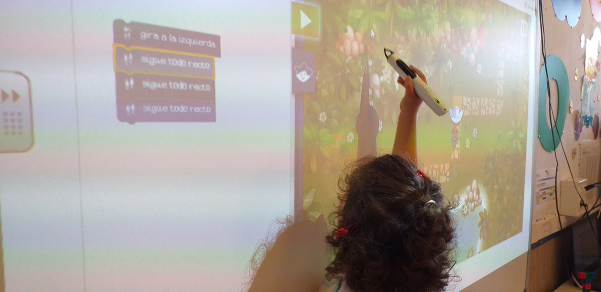 Maijo's tweet photo. Hoy en el CEIP Isabel la Católica dentro de "la hora del código" ayudamos a Marcos a encontrar tesoros en la selva. Es un juego de programación por bloques con diversos niveles de complejidad que puede jugarse en la PDI. #colegioelcabo #codeweek21 #codeweekEU https://t.co/PXeSJoQ1eW