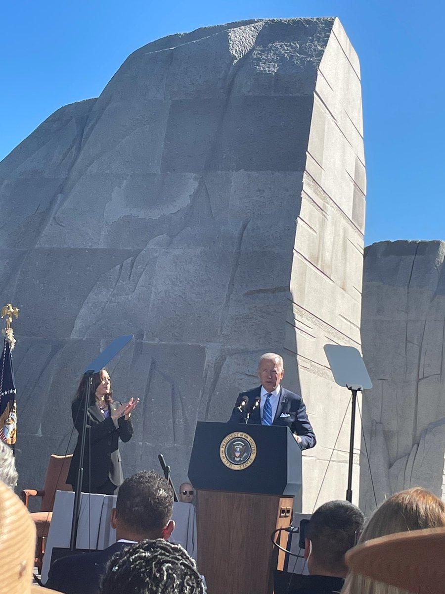 RepBarbaraLee's tweet photo. This morning I joined @POTUS, @VP, @SpeakerPelosi and my @TheBlackCaucus colleagues at the Martin Luther King Jr. Memorial to commemorate its 10th anniversary. 

Let’s continue to honor Dr. King’s legacy with an unending pursuit of justice and peace worldwide. https://t.co/Wzz2iuZjtr