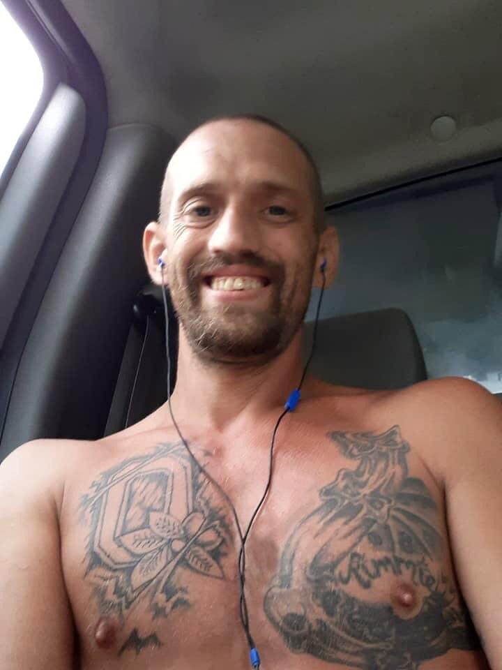 TimOhioHunter's tweet photo. Pissed because my car 🚗 in the ER but happy when big Jon gave me a lift home and told me he would fix it tonight in his evening shift and bring it back to my place after he finishes work! #carbreakdown #Coworkers #shirtlessboys #sexy #tattoos https://t.co/h9ug9rD1MS