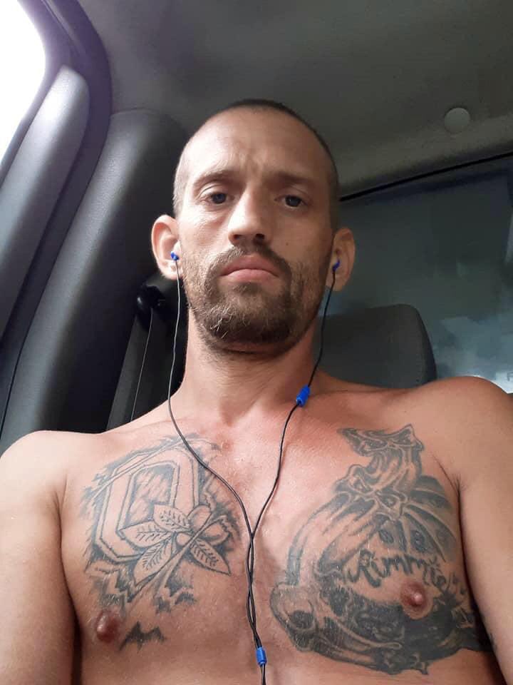 TimOhioHunter's tweet photo. Pissed because my car 🚗 in the ER but happy when big Jon gave me a lift home and told me he would fix it tonight in his evening shift and bring it back to my place after he finishes work! #carbreakdown #Coworkers #shirtlessboys #sexy #tattoos https://t.co/h9ug9rD1MS