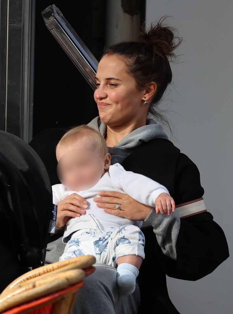 X \ Alicia Vikander Daily ♡ على X: October 18 - Out and About in Paris.   #AliciaVikander