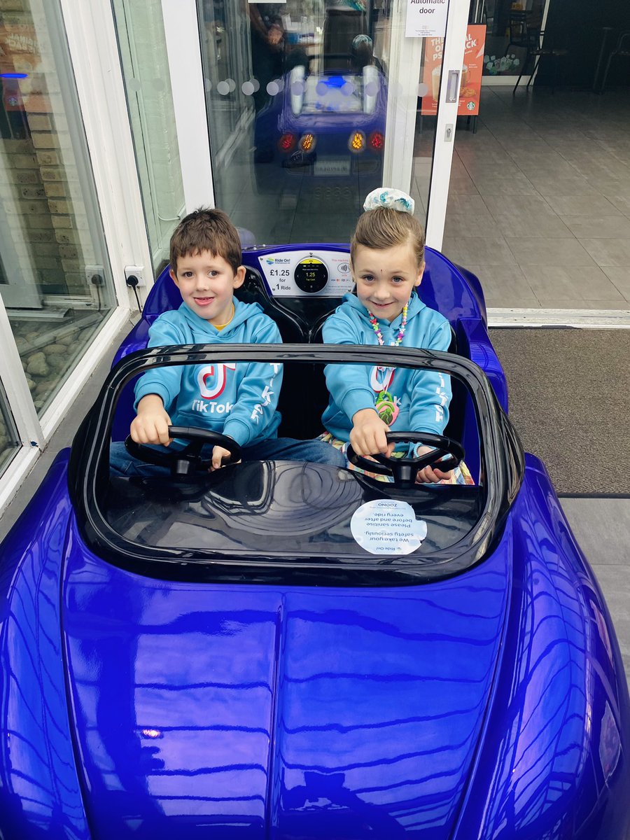 CallanderUnify's tweet image. What a busy few weeks!
However regrouping, refurbishing, 3 houses moved &amp;amp; preparing for moving into our new family home-all that jazz meant I had to drop a plate before it smashed ✌️ 
Back on track! 
#familyfirst 
FREE HALLOWEEN KARAOKE 31st Oct - PARTY @CallanderUnify 10am-2pm