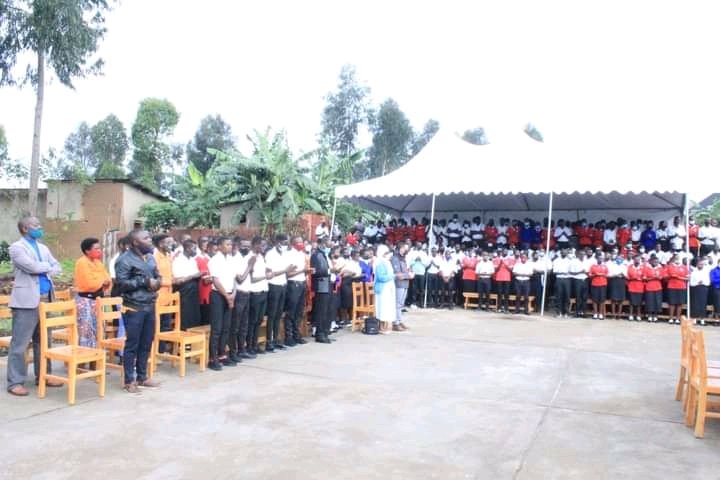 Kinyamateka_KM's tweet photo. Kuri uyu wa Kane tariki 21/10/2021, Myr Visenti Harolimana, Umwepiskopi wa Ruhengeri yasuye ishuri ry'Imyuga rya ETEFOP, aho yatuye igitambo cya Misa yo Gutangiza umwaka w'amashuri aha n'umugisha Imodoka yo mu bwoko bwa Coaster izifashishwa n'ishuri mu ngendo z'abanyeshuri. https://t.co/ylJe7e1JtP