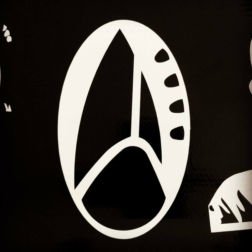 BitchenStickerz's tweet image. In plenty of time for Season 4 of #startrekdiscovery - 32nd Century com badge vinyl decal! Show your Trek love! #thisdiscodoesntsuck Get it at BitchenStickerz.com