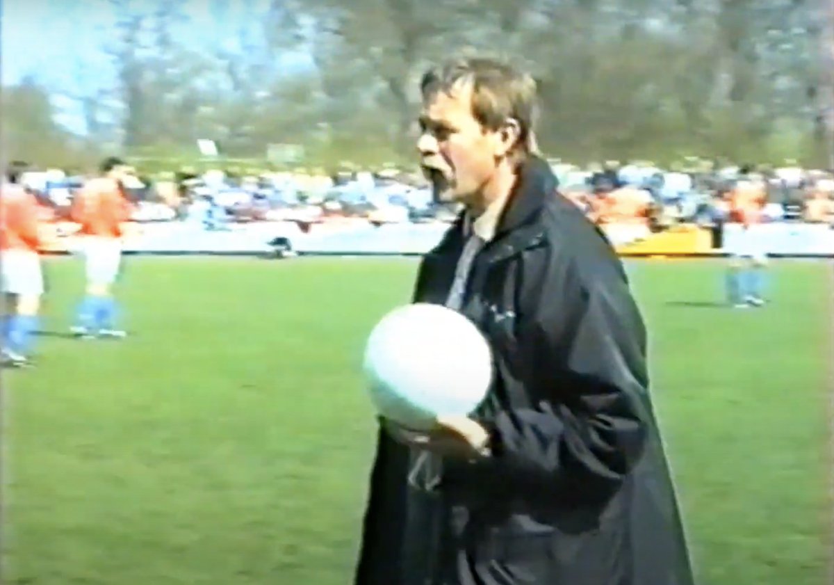 HarkemaseBoys's tweet photo. Het is een bijzondere dag: precies 25 jaar geleden speelde Harkemase Boys misschien wel de meest gedenkwaardige wedstrijd uit de clubgeschiedenis.

In een direct duel om de titel kwam ONS Sneek naar De Bosk. 

Geniet mee met unieke beelden van die dag:
▶️ https://t.co/mFSdRgHbVV https://t.co/qZ5qkAmLpv
