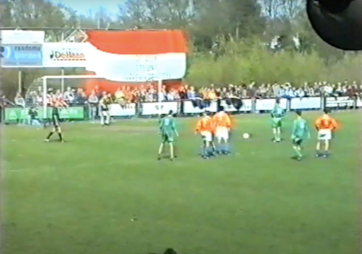HarkemaseBoys's tweet photo. Het is een bijzondere dag: precies 25 jaar geleden speelde Harkemase Boys misschien wel de meest gedenkwaardige wedstrijd uit de clubgeschiedenis.

In een direct duel om de titel kwam ONS Sneek naar De Bosk. 

Geniet mee met unieke beelden van die dag:
▶️ https://t.co/mFSdRgHbVV https://t.co/qZ5qkAmLpv