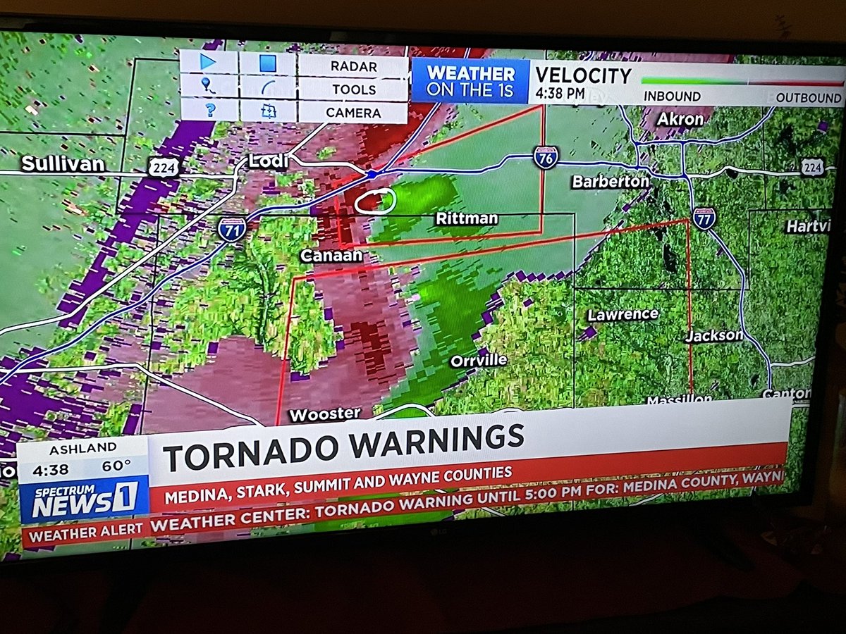 JFracci's tweet photo. Whaaaat? Its too cold for tornadoes isnt it? Yikes. Oh wait its a balmy 60 degrees. Why am I so cold? 🌪🌪 #IHATEFALL🍁🍂🎃💩 https://t.co/huUemwcG44