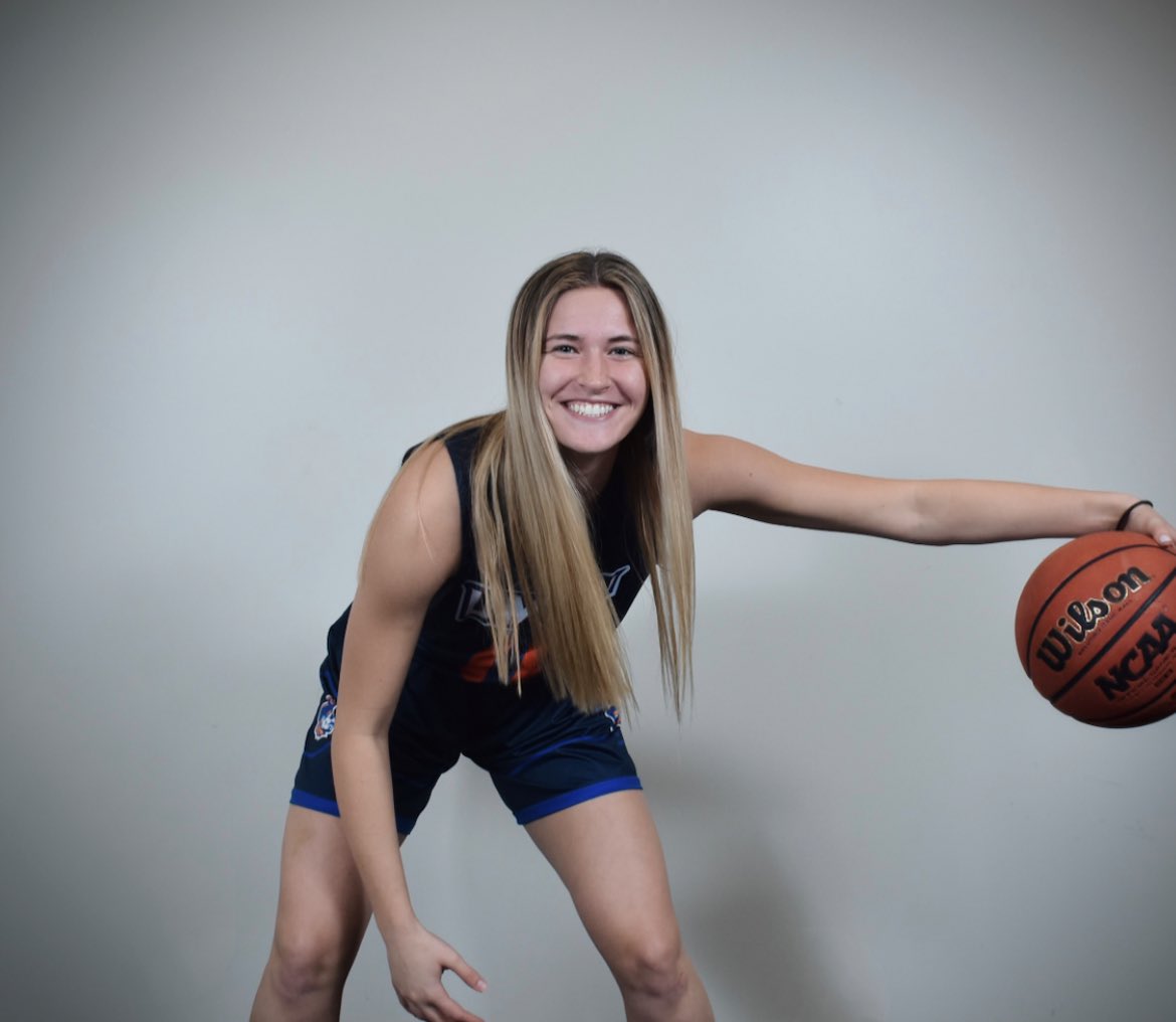 chloeepfau's tweet photo. Thank you @UMaryWomenBball for such a fun visit yesterday! @neumania_UMARY @brookelemar https://t.co/8S0gylNz7y