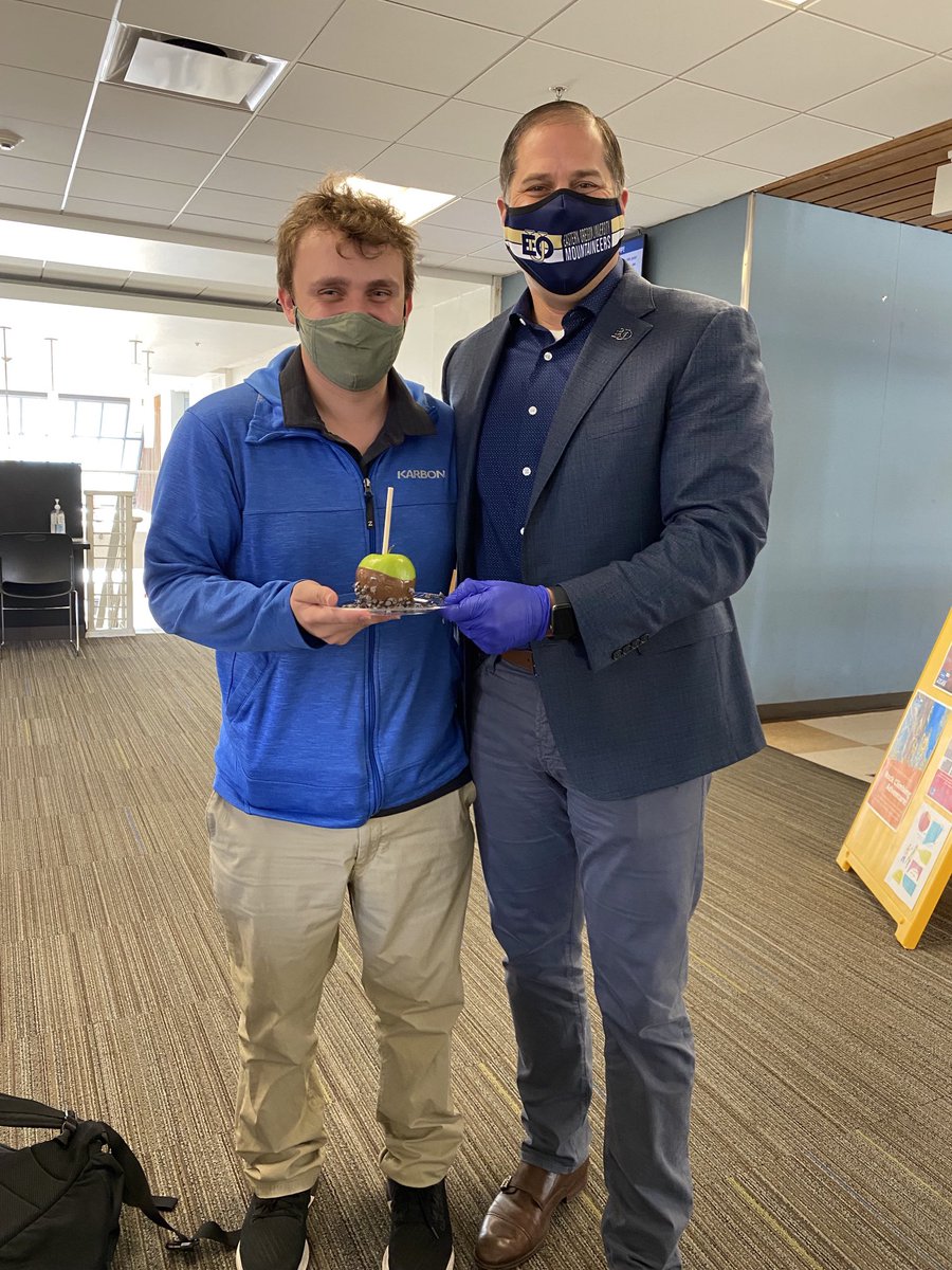 Highlight of my day making caramel apples for students. ⁦<a href="/eoumountaineers/">Eastern Oregon University</a>⁩ having a great Fall Term.