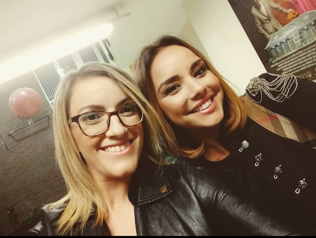 AnaFanegoArenas's tweet photo. Ese día que coñecín a @Chenoa #LReyLodeiro @LandRoberTVG https://t.co/vwIUQ9sNyT