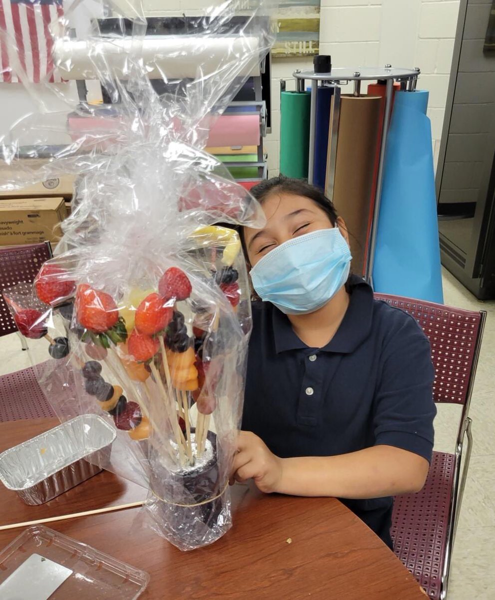 Beautiful, delicious AND nutritious! 😋 
Spaght 5th graders have learned all about healthy snacking and culminated with creating these beautiful fruit bouquets! #STEALTHMode