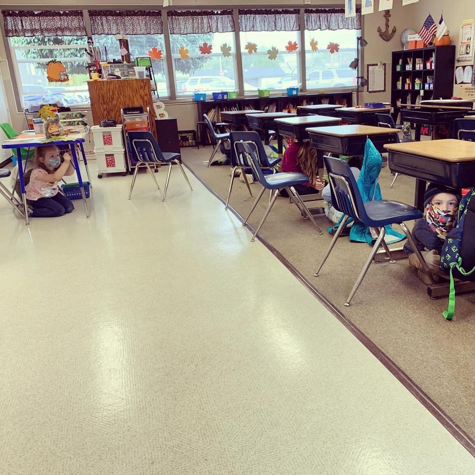 3riversschool's tweet photo. Today our Elementary and Early Learning Center campuses joined school and childcare centers across the nation by participating in the #GreatShakeout2021 to learn about earthquake safety! Here you can see Preschool Rm. 6, and our 2nd grade classes learning to DROP! COVER! HOLD ON! https://t.co/oXs40NVG6k
