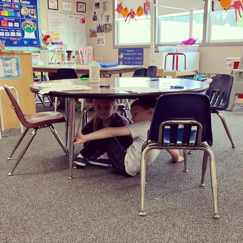 3riversschool's tweet photo. Today our Elementary and Early Learning Center campuses joined school and childcare centers across the nation by participating in the #GreatShakeout2021 to learn about earthquake safety! Here you can see Preschool Rm. 6, and our 2nd grade classes learning to DROP! COVER! HOLD ON! https://t.co/oXs40NVG6k