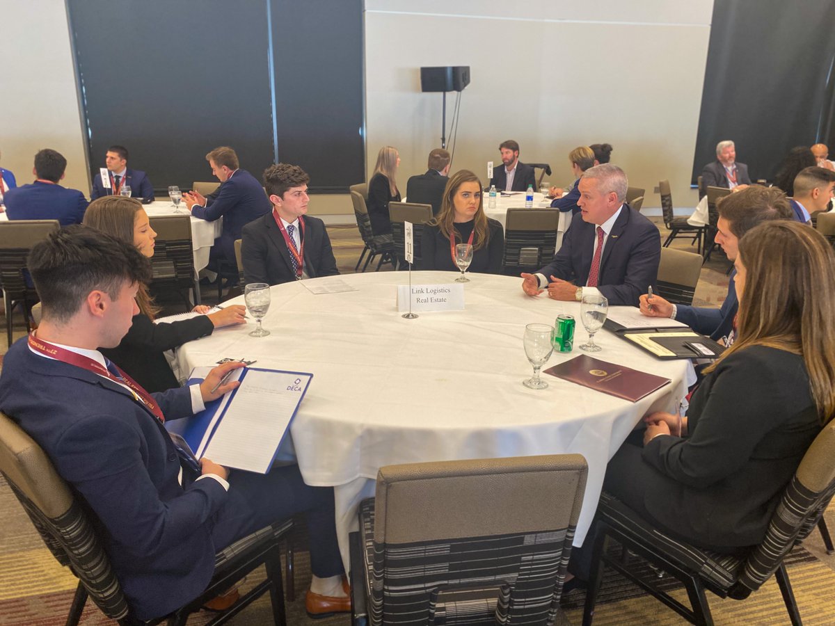 FSUWertheim's tweet photo. Around the time you turn 21, life presents many choices around school and career. In today's @FSURealEstate's TRENDS "If I Were 21" roundtable, successful executives shared advice with our students. The roundtable is just one of many events. Learn more: https://t.co/5dHCiXZReI. https://t.co/5ojy51s5uy