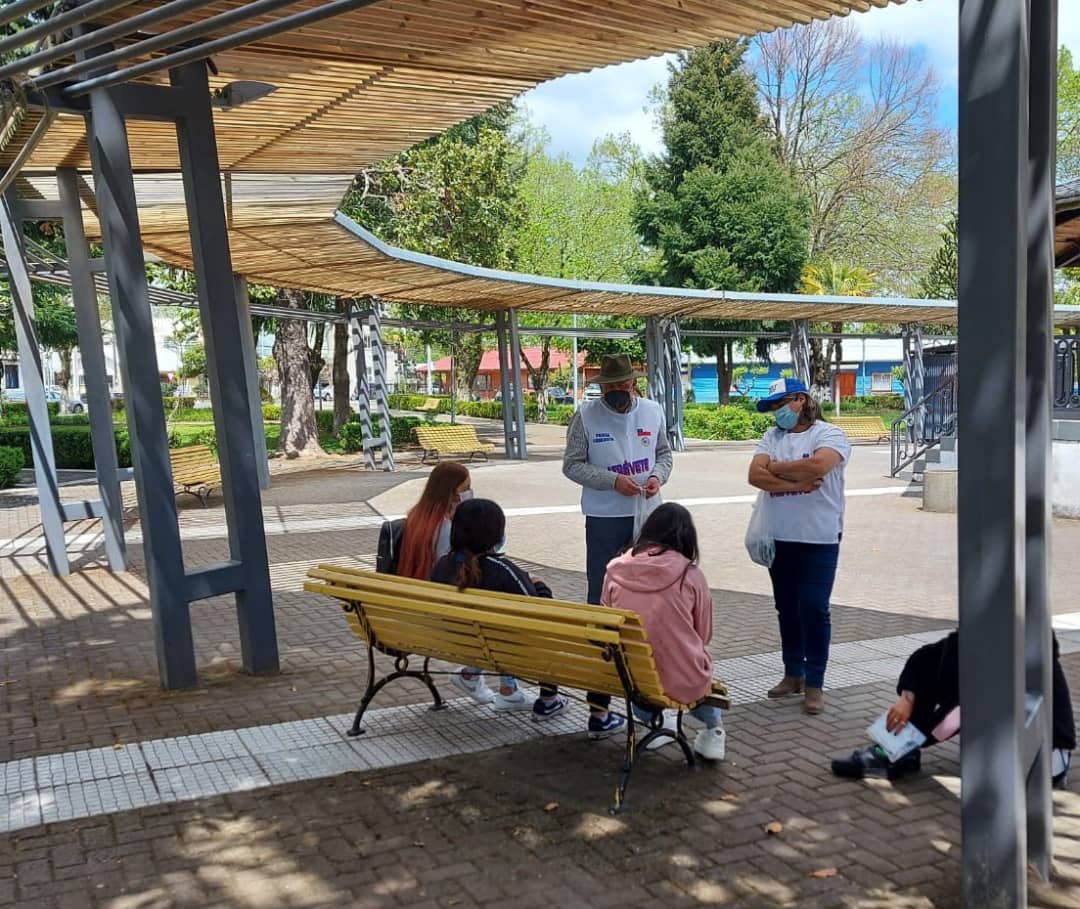 QuinelemRoberto's tweet photo. EN TERRENO:Connversando con jóvenes de la comuna de Tucapel.
#kastenprimeravuelta 
#AtreveteconKast
#AtreveteporlosJóvenes 
#AtreveteconRobertoQuiñelem
Distrito 21
Vota: BD 210
@joseantoniokast
@marcela_weber1974 
@doryarredondo1975
@DipCristobal https://t.co/DZKf7uat40