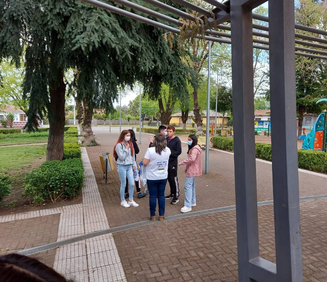 QuinelemRoberto's tweet photo. EN TERRENO:Connversando con jóvenes de la comuna de Tucapel.
#kastenprimeravuelta 
#AtreveteconKast
#AtreveteporlosJóvenes 
#AtreveteconRobertoQuiñelem
Distrito 21
Vota: BD 210
@joseantoniokast
@marcela_weber1974 
@doryarredondo1975
@DipCristobal https://t.co/DZKf7uat40
