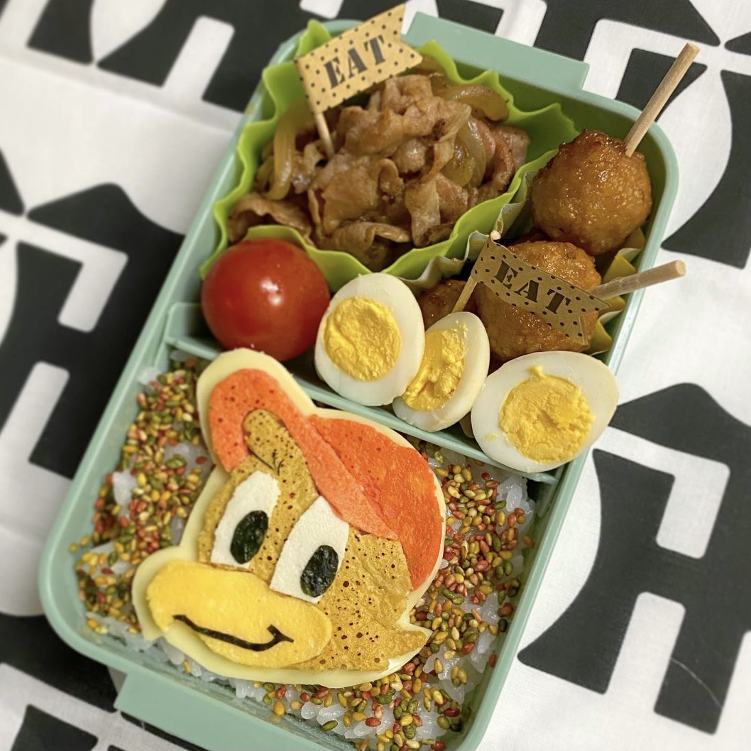 marquepage2's tweet photo. そういえば小学生になって初めての遠足。初めてのお弁当。
久々すぎるキャラ弁はなんだかしっくりきてない😅 https://t.co/mxYmdivkDL