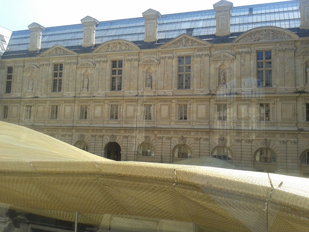 📍 Département des Arts de l'Islam au ⁦<a href="/MuseeLouvre/">Musée du Louvre</a>⁩. 

👉🏼 Voilà le voile mordoré composé de 2.350 triangles de verre et de métal qui assure une protection tout en légèreté au dessus de la Cour Visconti (côté Seine).

#PromenadeenFrance #Patrimoine #Histoire ⁦<a href="/Paris/">Paris</a>⁩