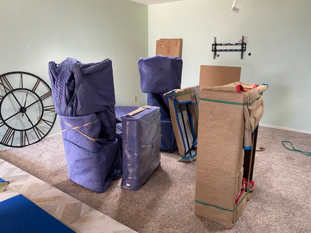 DanielsMoving's tweet photo. Packing day is underway! Our moving team is working hard to properly wrap and protect the furniture.
#dms #movingandstorage #longdistancemove #phoenix #phoenixmovers #movingday #movers #movingteam https://t.co/4vTuW4ExQk