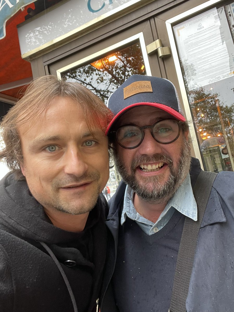 Arrêter subitement un Taxi, pour saluer  <a href="/chicandier/">Jason Chicandier</a>  aussi discret qu’inspirant. 😂🥇🚀 Merci pour ces qqs mots - c’était chouette de te croiser.  2 ans et demi séparent ces 2 clichés. Avec mon Pote <a href="/ppennec/">Pierre Pennec</a> - tu sais que l’on va se revoir 😁<a href="/TEAMREVOLUTIONR/">RevolutionR</a>