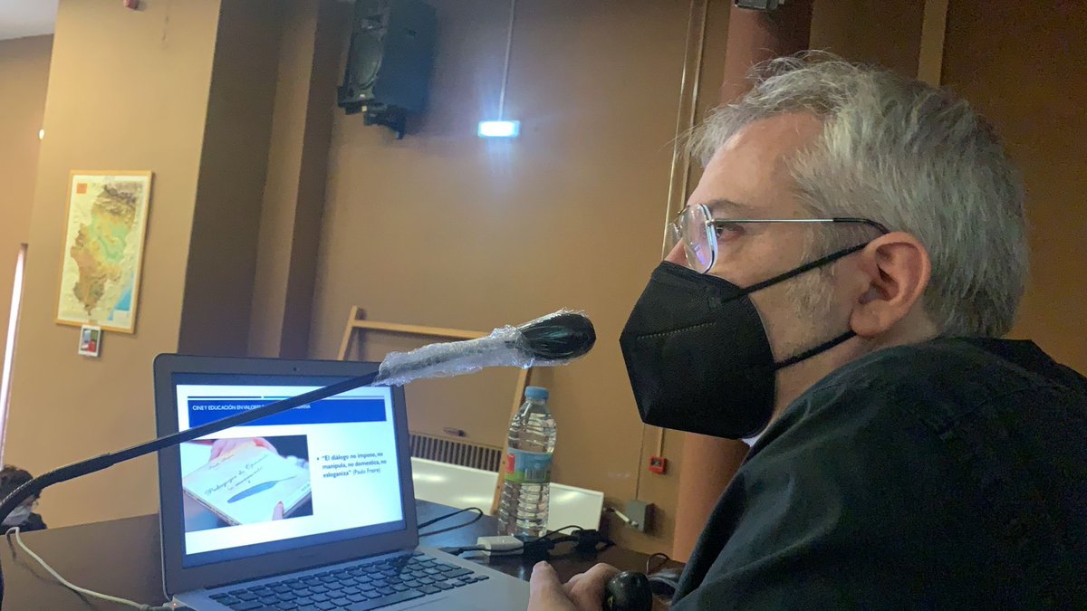 Lunirodriguez3's tweet photo. Esta mañana nuestra profesora @cmartalazo quiso trasladar a los alumnos de 3º de periodismo de @unizar una máster class de los puntos fuertes que tiene el periodismo sobre los reportajes audiovisuales #proyCOM https://t.co/fzmQL8vjss