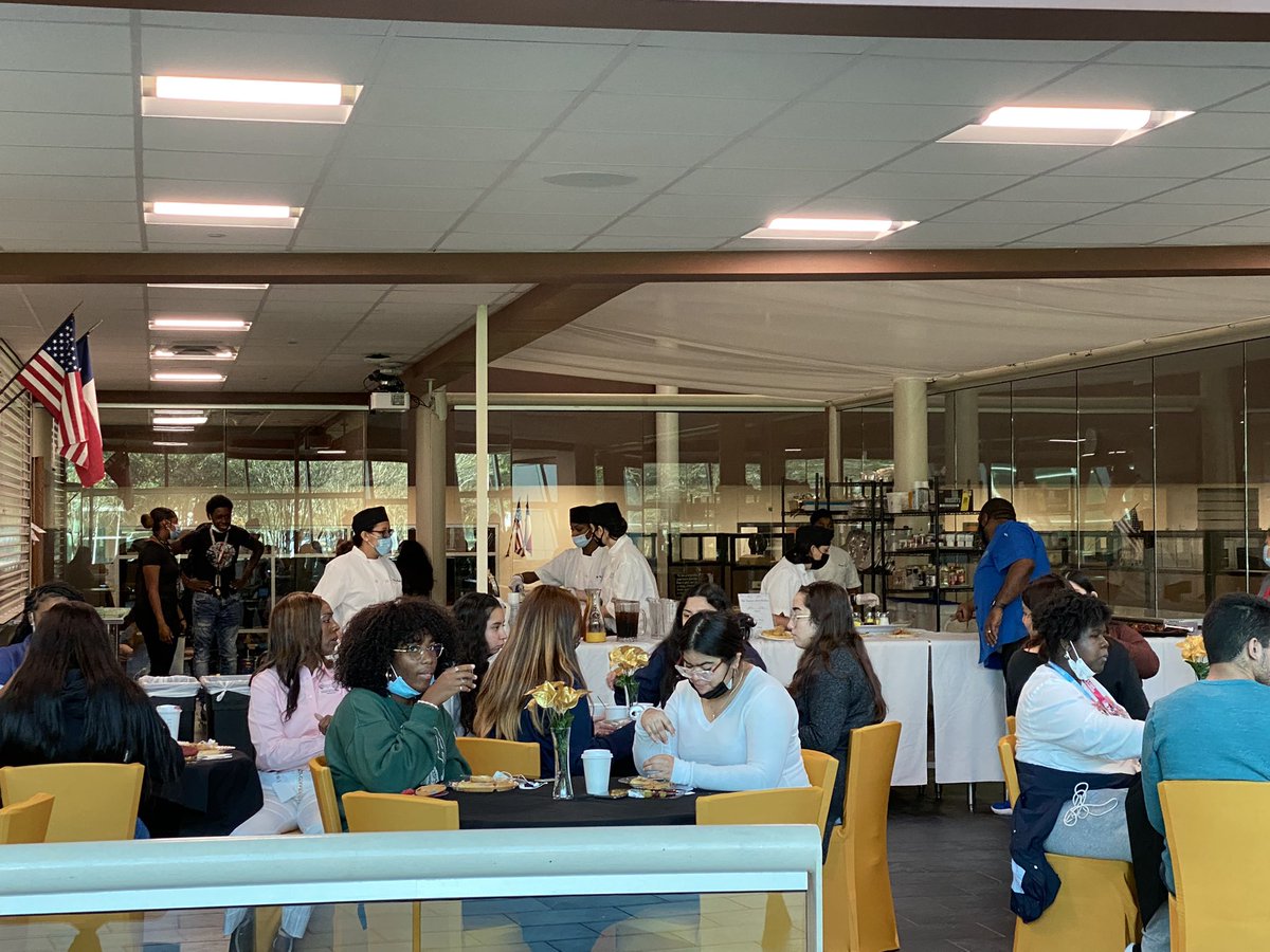 MattMPariseau's tweet photo. Phenomenal Empowered Learning occurring @cwhs_springisd. Students were engaged in writing to learn, blended-learning, higher-level thinking, and real-world career experiences. #TheSpringWay #EveryStudentEveryTeacherEveryDay @SpringISD https://t.co/ndxq8Z1NlB