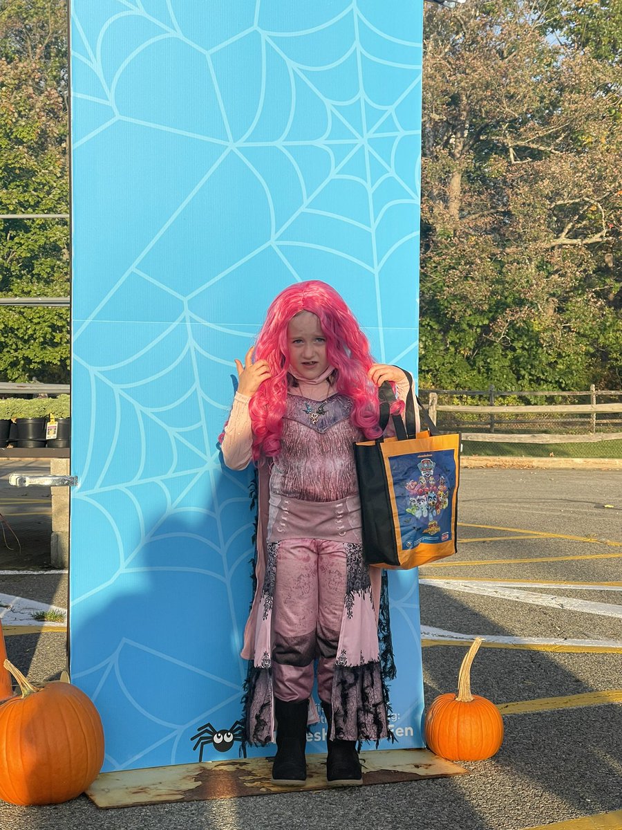 ashwee_urena's tweet photo. Lowe’s 1938 is ready for HalLOWEen!! Kids are loving it !! #LowesHalLOWEen 🎃🎃🧡 #lowedown @WileyLorena @JoeMcFarland_ @DamonBennettR7 https://t.co/PHQ3TTkX81