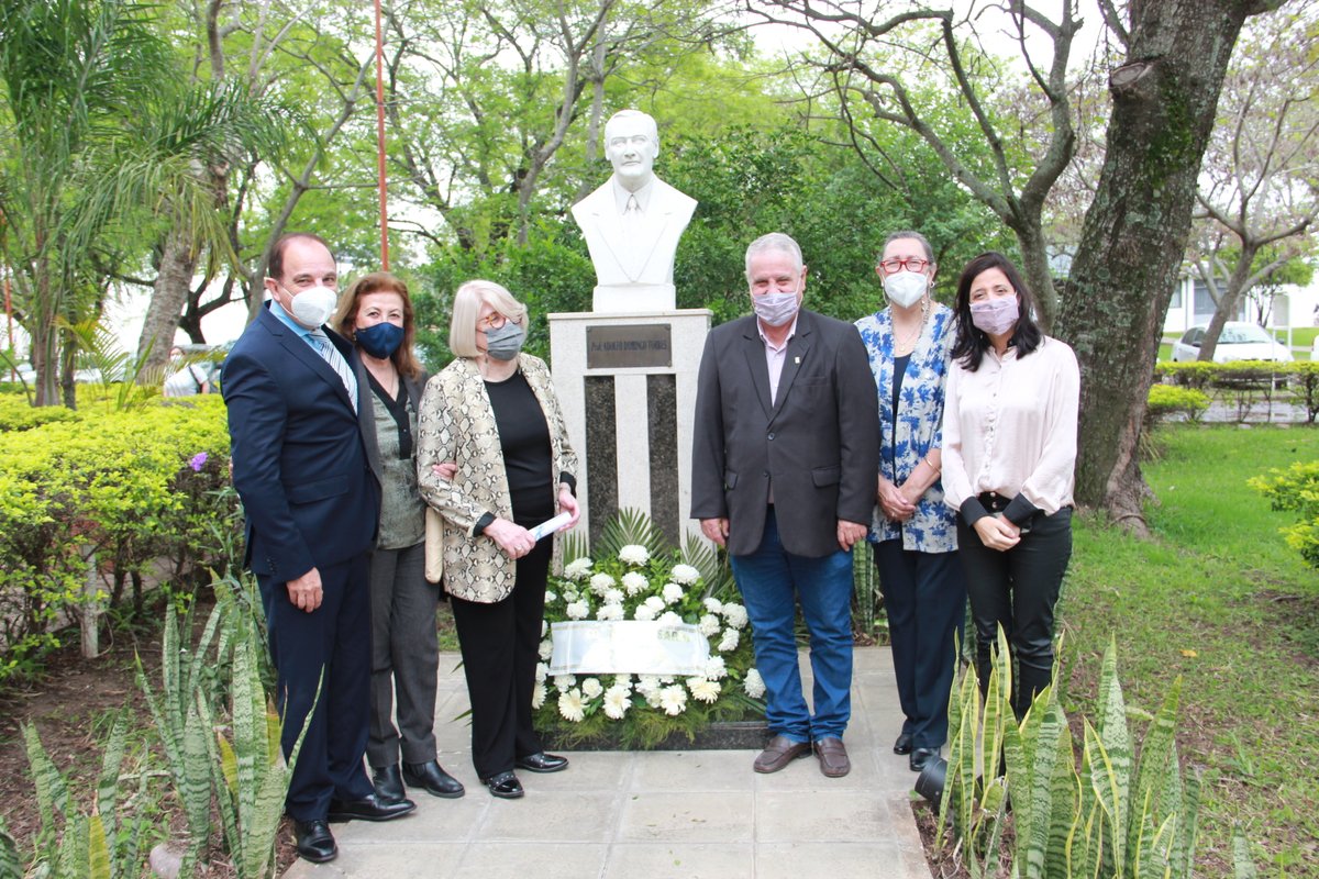 Founne_oficial's tweet photo. La #FOUNNE inició las Jornadas de 60° Aniversario con homenajes a ex decanos y entregas de reconocimientos 🙌💐

Nota en➡️https://t.co/l4jKXcJEoa 
@unneargentina @RadioUNNE997 
#FOUNNE2021 #60Aniversario #Jornadas https://t.co/7jIXrvnKjp