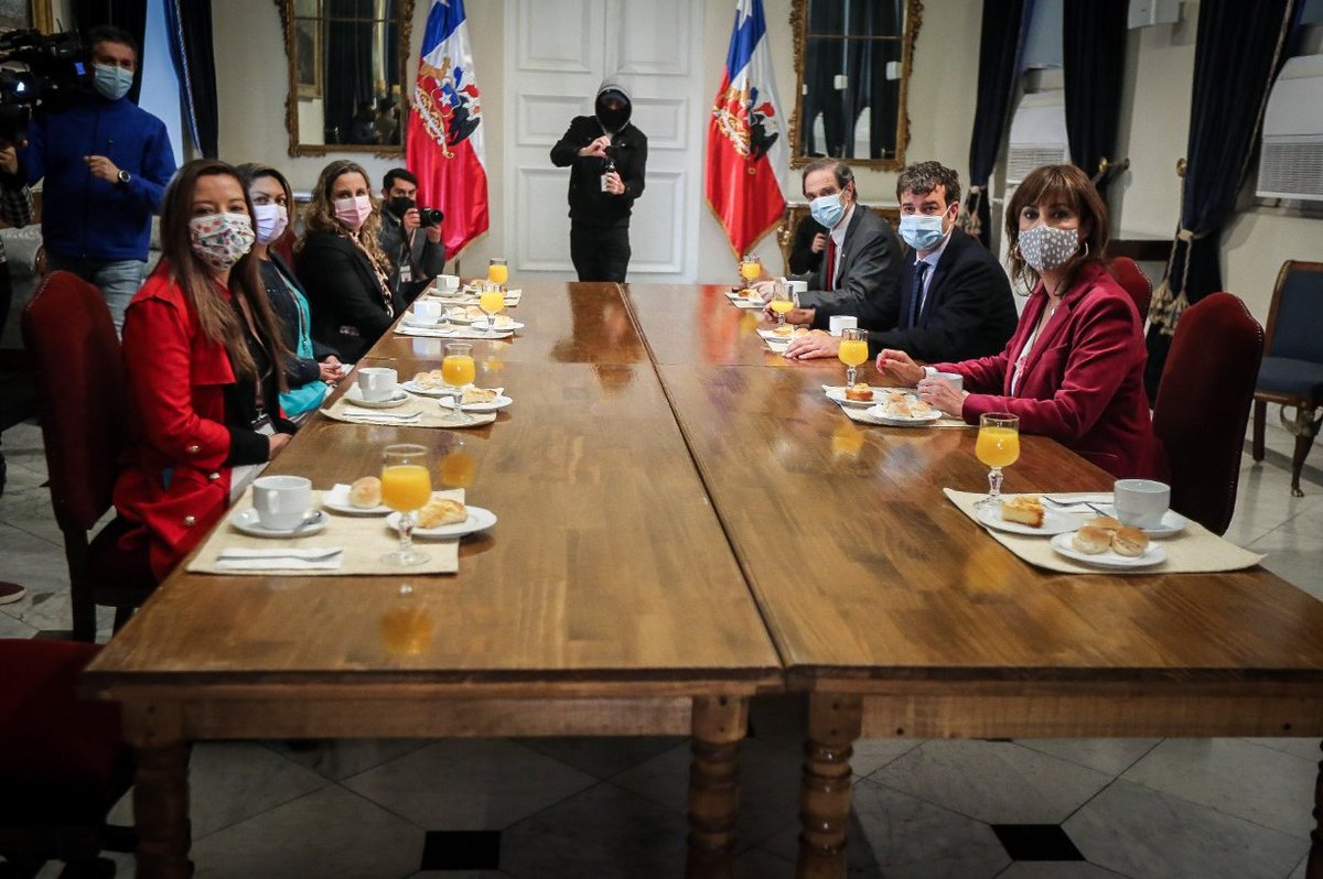 Segpres's tweet photo. El ministro @JuanJoseOssaSC, junto a sus pares @MonicaZalaquett y @HernanLarrainF, se reunió con Verónica, Marcela y Silvana, quienes contribuyeron a impulsar la tramitación de la Ley que crea el #RegistroDeudoresAlimentos, que busca incentivar el pago de pensiones alimenticias. https://t.co/B44tyQ2tjc