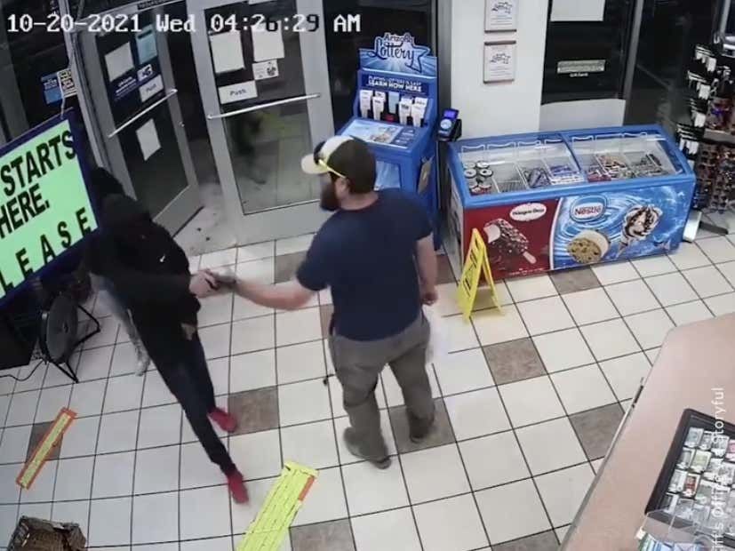 Marine Disarms Would-Be Robber In Video That Has High Potential Of Giving Enormous Erections barstoolsports.com/blog/3390121/m…