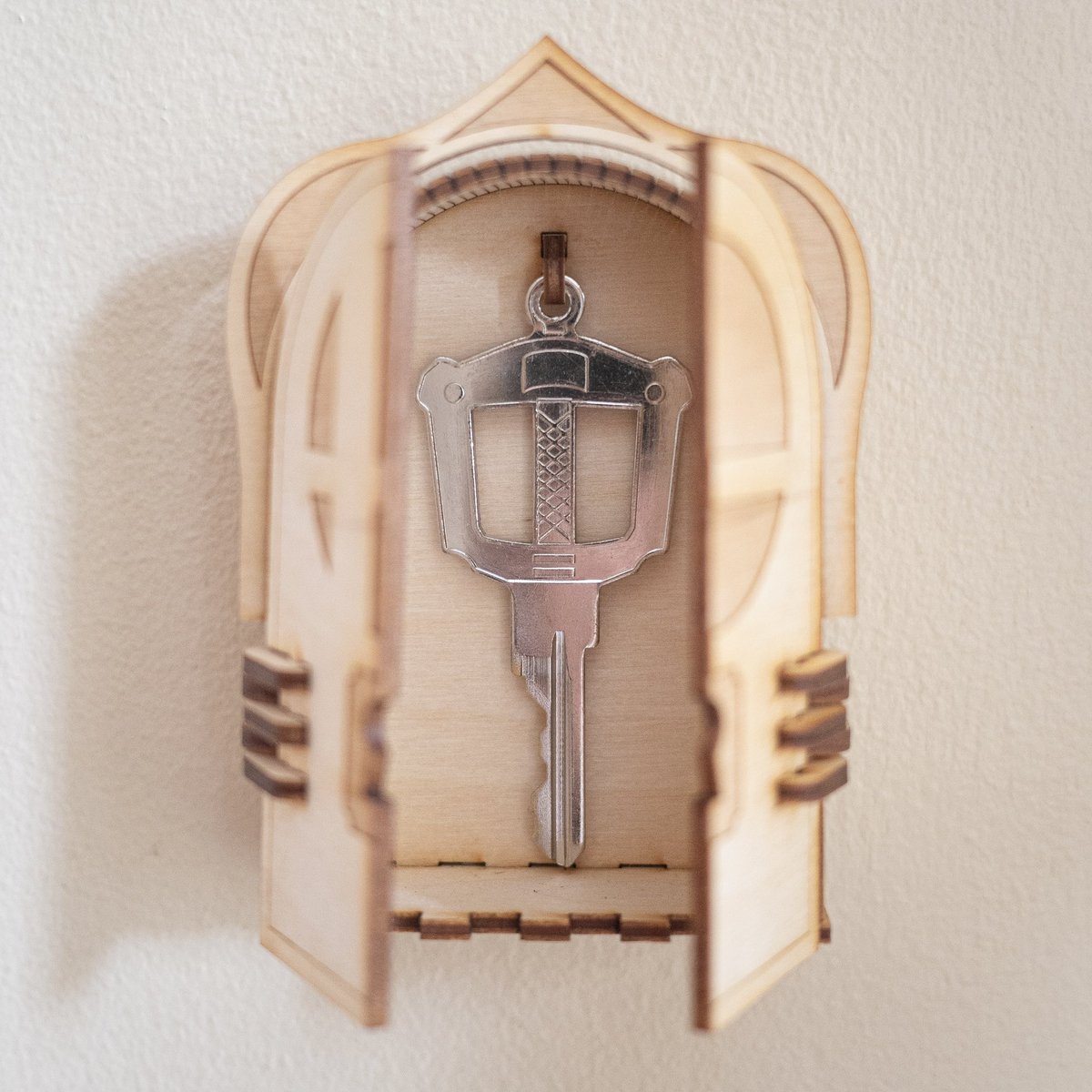 HerosArmory's tweet photo. The perfect display for the key to your castle!!!
Check out this video from @shavonneyu featuring a Kingdom Hearts wood display & the Kingdom Key from Hero’s Armory!
Video —> https://t.co/Ba1WQ9XtuX
#kingdomhearts #kingdomkey #diy #sora #keyblade #keybladekey #swordkey #riku https://t.co/zwaaY7uuQA