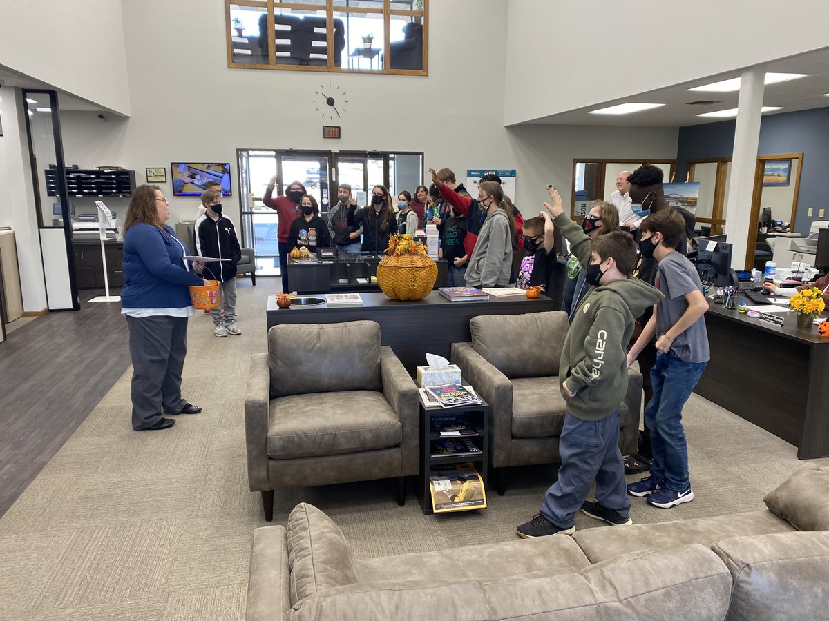MrsAmandaDavis2's tweet photo. Success Seminar just finished a unit about Financial Literacy! Heather Thummel and Don Ball let us field trip to United State Bank of Atchison today to learn about services banks provide and reinforced what we learned in class! #WeAre409 @AtchisonMS409 @AtchisonPublic https://t.co/00frBKIARJ