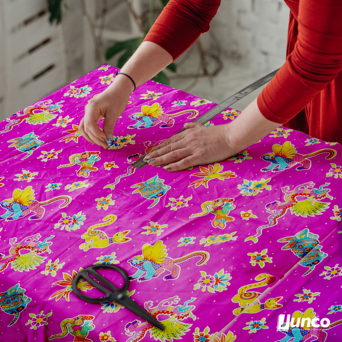 TelasJunco's tweet photo. #DIY ¿Te imaginas una bolsita mult-ifunciones con este estampado? ¡Tu también puedes hacerla con nuestro Tafetán estampado de Alebrijes! 
#TelasJunco https://t.co/KFKUOu1NE6