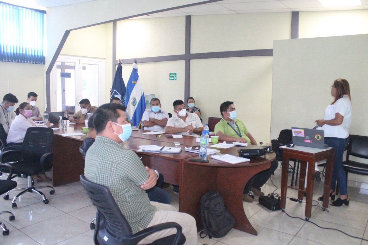 CripdesL's tweet photo. ➡️ #Poyectos ll Junto a la coordinadora regional y la vicepresidente de #CRIPDES, se socializó el proyecto "Provisión de protección y asistencia a los medios de vida de las poblaciones afectados por el desplazamiento interno en El Salvador", al concejo del Puerto de La Libertad. https://t.co/ZYSEUGvdLu