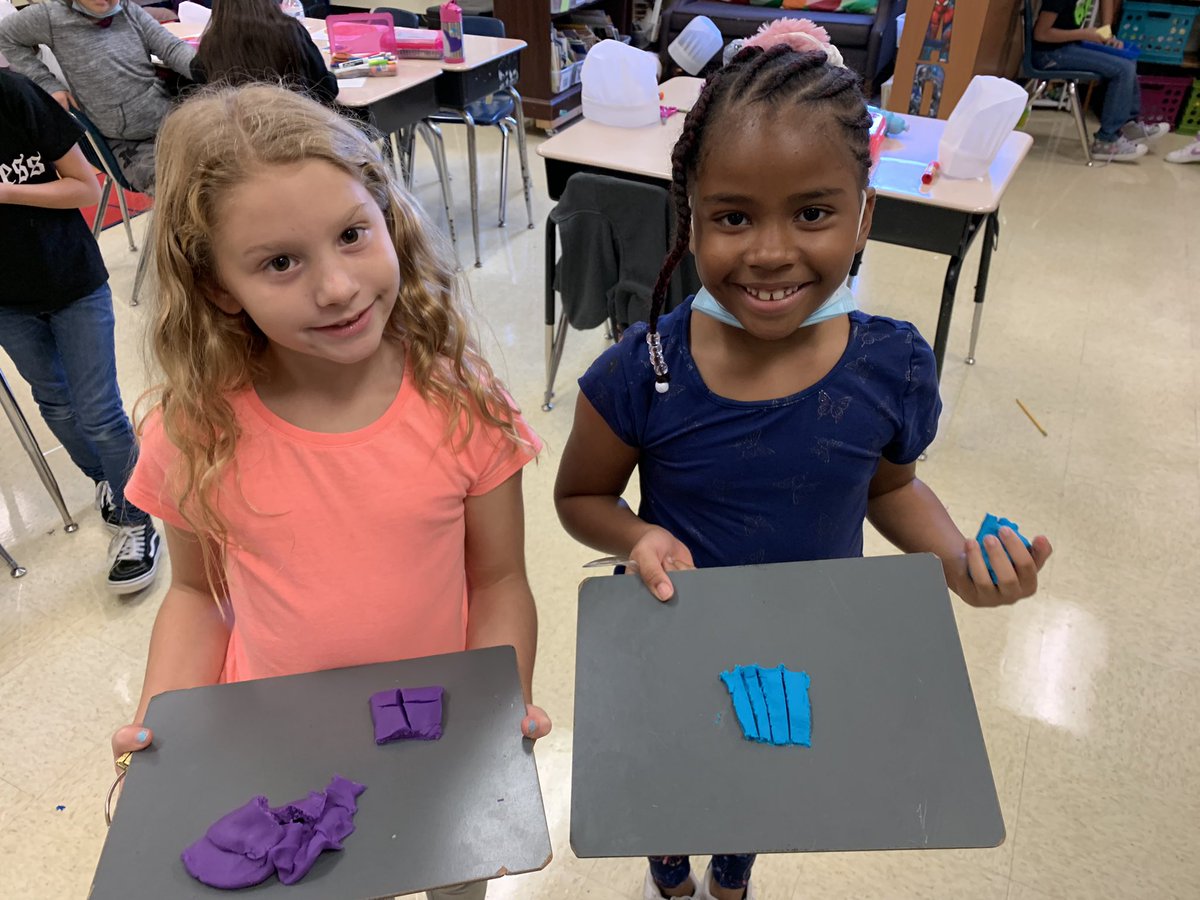 KochsClassroom's tweet photo. Students became chefs today as they made fraction pizza and play dough fraction desserts. We are working on learning halves, thirds, and fourths. @UCPSNC @SardisES_NC @AGHoulihan @KevinBeals2 @kellylmarks54 https://t.co/XlyQqbSQ48