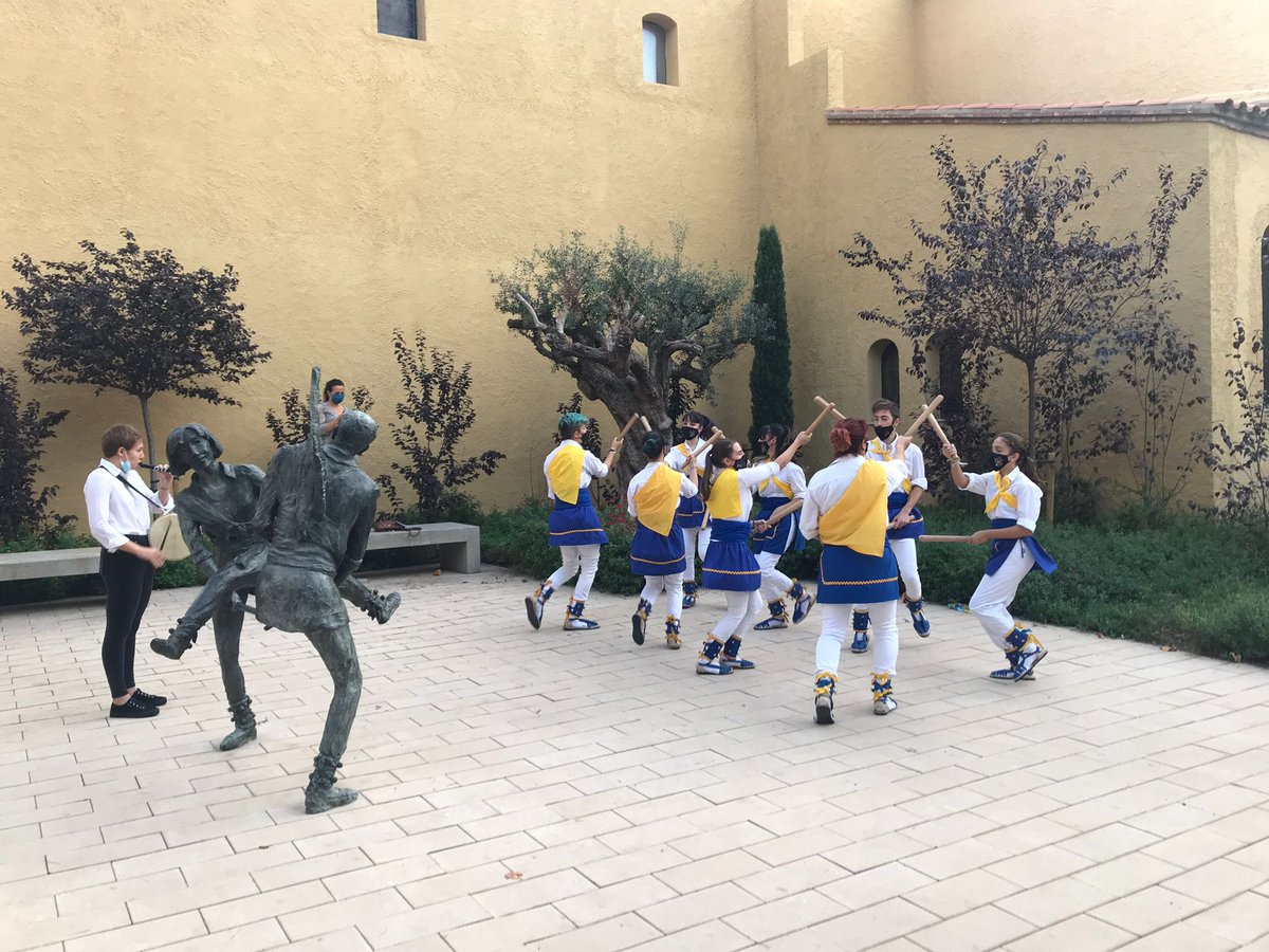 Adifolk_oficial's tweet photo. SALOU DÓNA LA BENVINGUDA ALS CONGRESSISTES BASTONERS
Aquest dijous han començat a arribar a Salou els ponents del 1r Congrés Internacional de Ball de Bastons, que tindrà lloc des de demà i fins diumenge.
#adifolk #congresbdb #balldebastons #culturapopular #catalunya https://t.co/e0pIvTzjPH