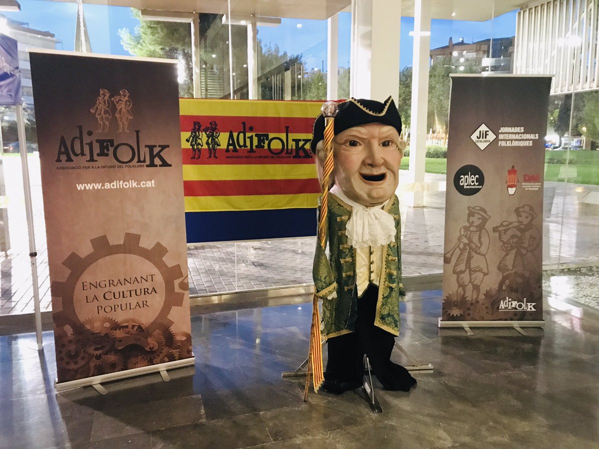 Adifolk_oficial's tweet photo. SALOU DÓNA LA BENVINGUDA ALS CONGRESSISTES BASTONERS
Aquest dijous han començat a arribar a Salou els ponents del 1r Congrés Internacional de Ball de Bastons, que tindrà lloc des de demà i fins diumenge.
#adifolk #congresbdb #balldebastons #culturapopular #catalunya https://t.co/e0pIvTzjPH