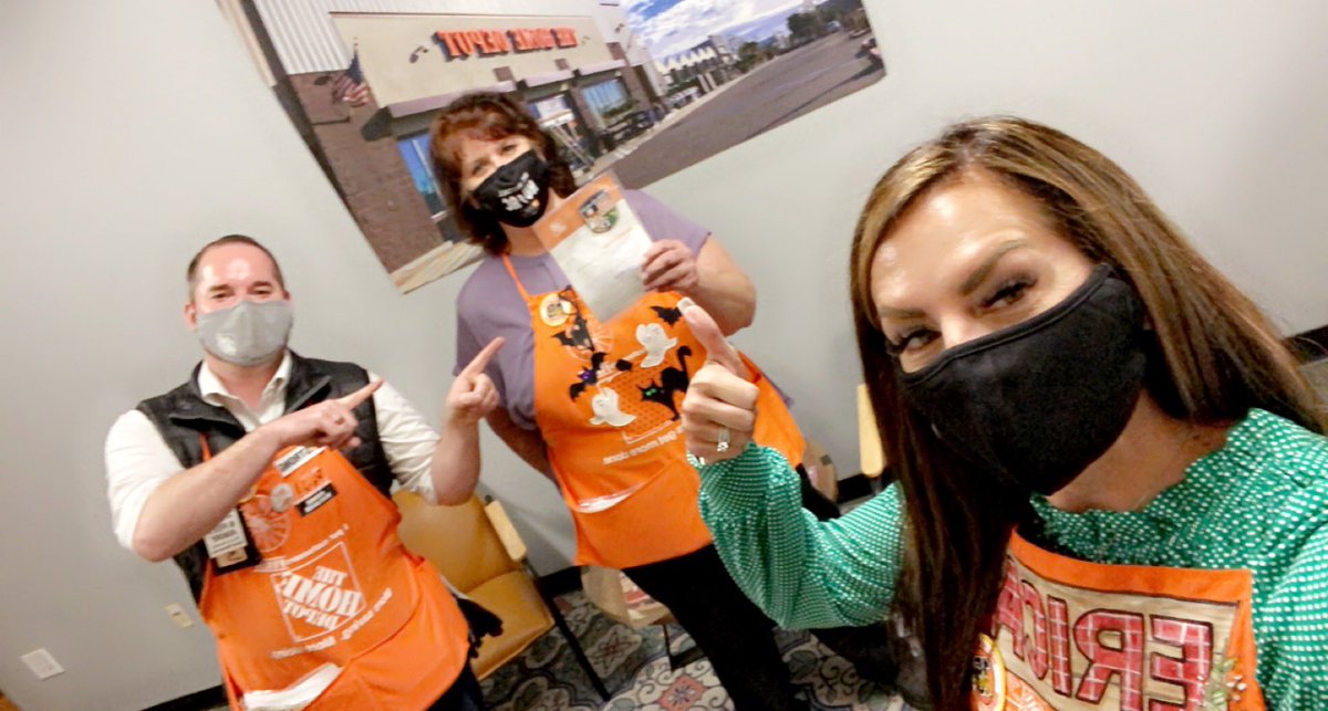 Giving some well deserved recognition to Cyndi ASDS at Poway thank you for everything you do for our associates! 🧡 #PacSouth First Homer I have given out in my new Role! #Team8949