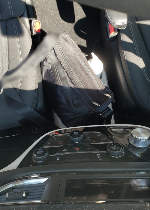 RichmondRCMP's tweet image. Careful what you leave behind. Don’t make your car a target for thieves. Let’s work together to #LockOutAutoCrime #RichmondBC.
