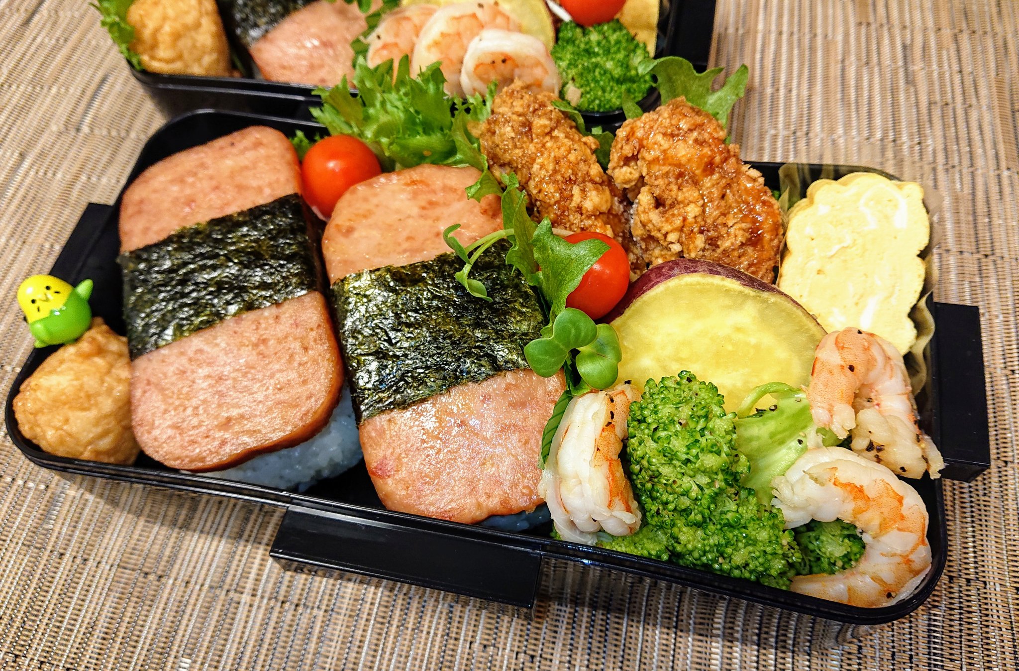 ケロちゃん 今日の娘と息子のお弁当 和田八のイカ天ぷら スパムおにぎり 鶏肉唐揚げ 冷凍 卵焼き 茹でさつまいも 海老とブロッコリーの生姜炒め お弁当 お弁当記録 スパムおにぎり スパムおむすび T Co Egewohm3vp Twitter