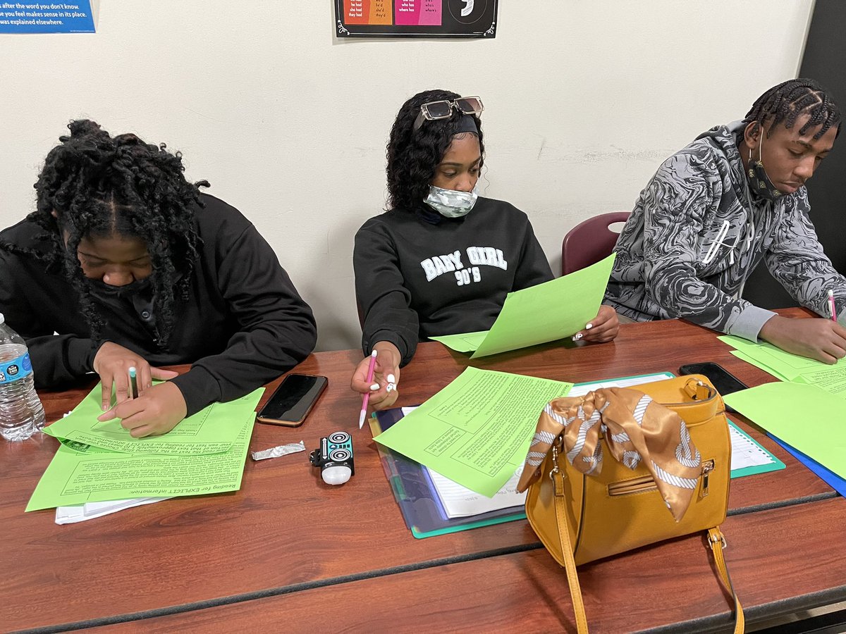 AlexesGreenLIT's tweet photo. I had an opportunity to get back in the classroom and do my favorite thingโฆTEACH!!๐๐๐ #ExplicitImplicit #InformationalText #Reading #Writing #AmericanLiterature https://t.co/6nqQcqAvsH