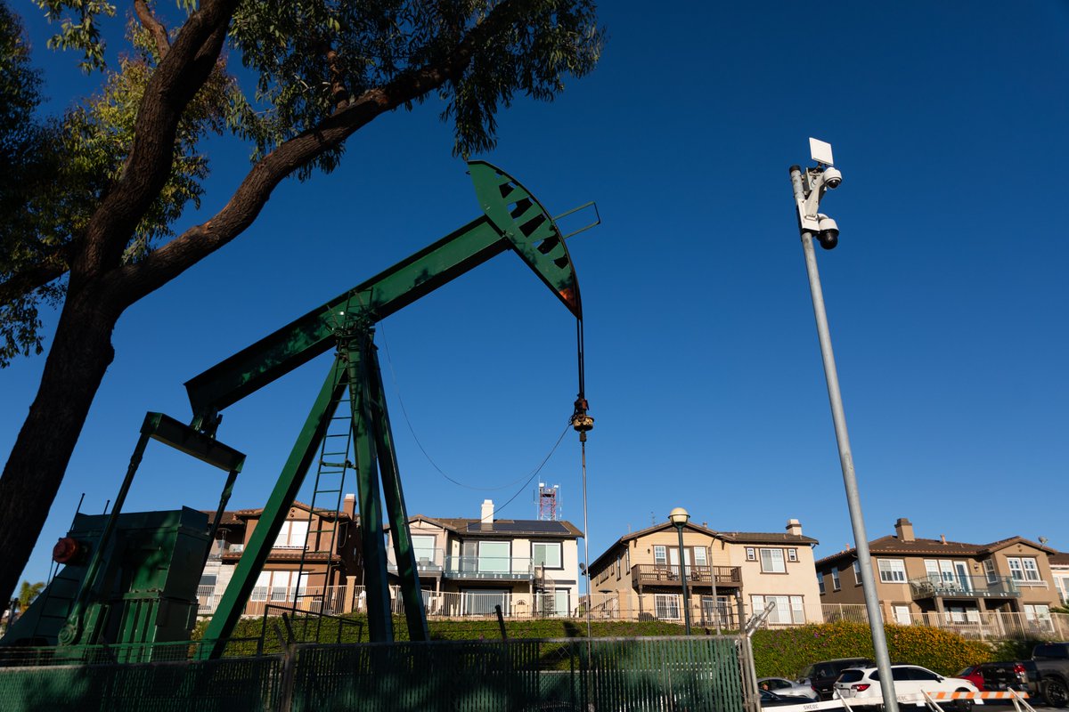deskoby's tweet image. Today, CA is a step closer to making these images a relic of the past. Now we&apos;ve got to protect and strengthen @CAgovernor&apos;s draft rule so it TRULY ends neighborhood drilling.
Thank you @VoicesCA for paving the way for this rule. Environmental justice gets the goods! #SetbacksNow