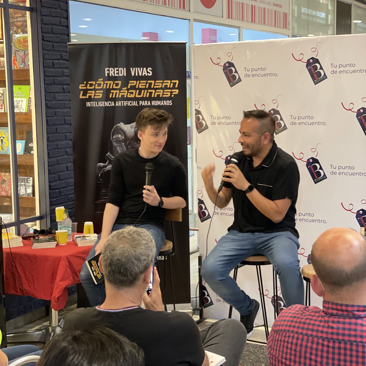 🥰🥰 @fredidavidvivas entrevistado por @Mateons en la presentación de #ComoPiensanLasMaquinas en Estación Libro en Boulevard Shopping de Adrogue 🚀