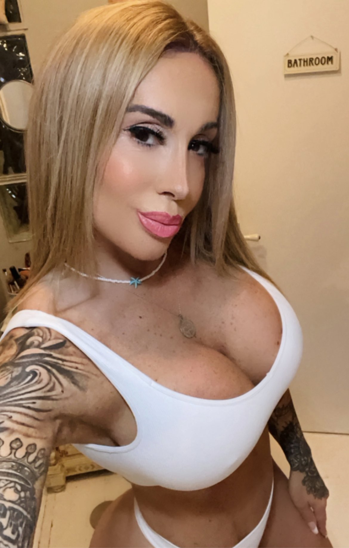 Good Night loves!! ❤️ https://t.co/BDiyOkeFR9 https://t.co/4Cda4jUnNC