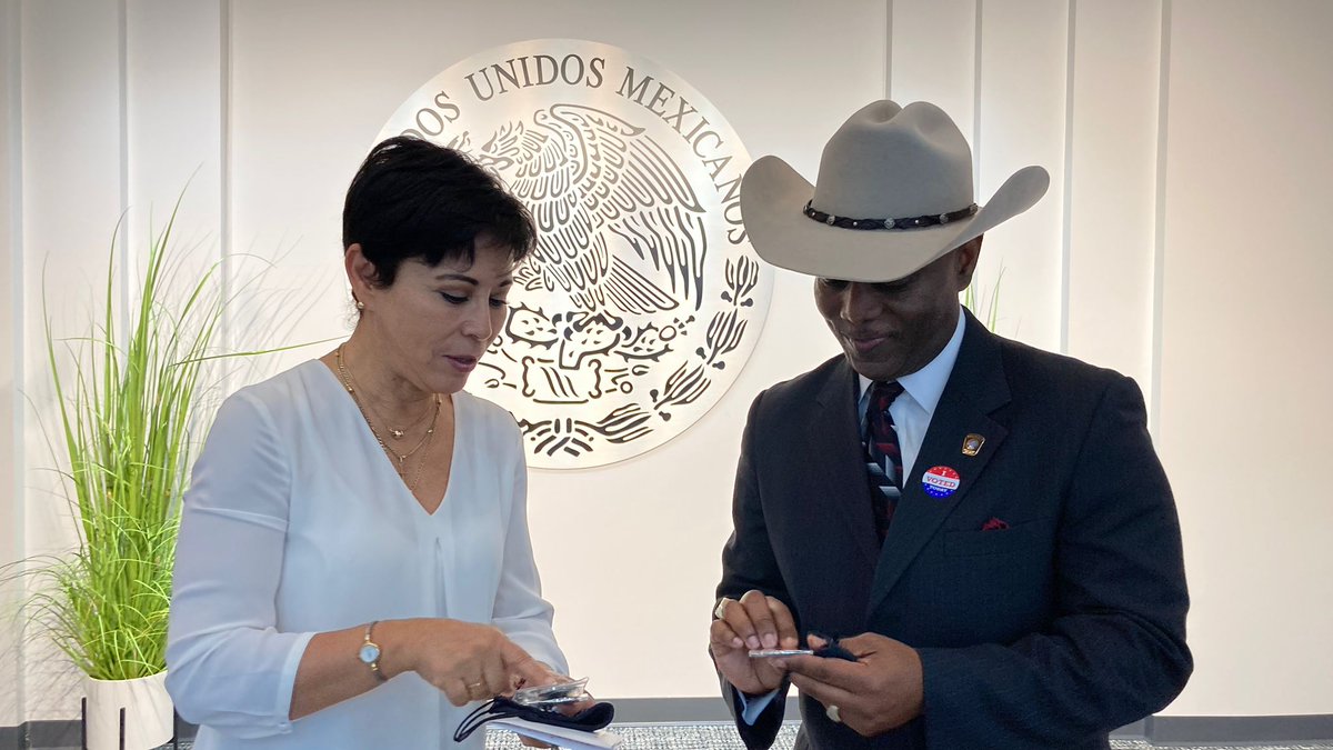 ConsulMexHou's tweet photo. Today we were honored with the visit of Eric Fagan, Sheriff of Fort Bend County. We’ll join forces to better serve our community. @FBCSO @SheriffFagan @sre #consularnotification https://t.co/XA7FZohRNf