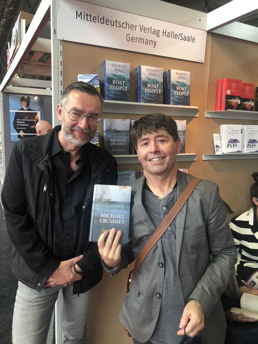 AndreaBoegner's tweet photo. #Books #Bücher #Livres 

Besucht 🇨🇦 Verlage in Halle 6.0 und 4.1 (Québec) 

Und entdeckt #CanLit #Bücher und Autor: innen im @CFbm2021 Pavillon

Foto: @MichaelCrummey &amp; “Sweetland” Übersetzer Peter Groth https://t.co/kXhaRqHXXo